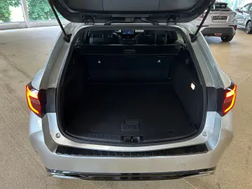TOYOTA Corolla 2.0 Hybrid Touring Sports Business Editi
