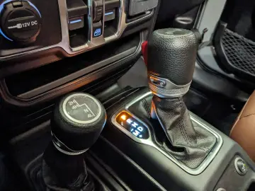 JEEP Wrangler Unlimited 2.0L Turbo ARMY STYLE SKY-TOP