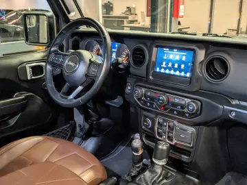 JEEP Wrangler Unlimited 2.0L Turbo ARMY STYLE SKY-TOP