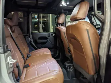 JEEP Wrangler Unlimited 2.0L Turbo ARMY STYLE SKY-TOP