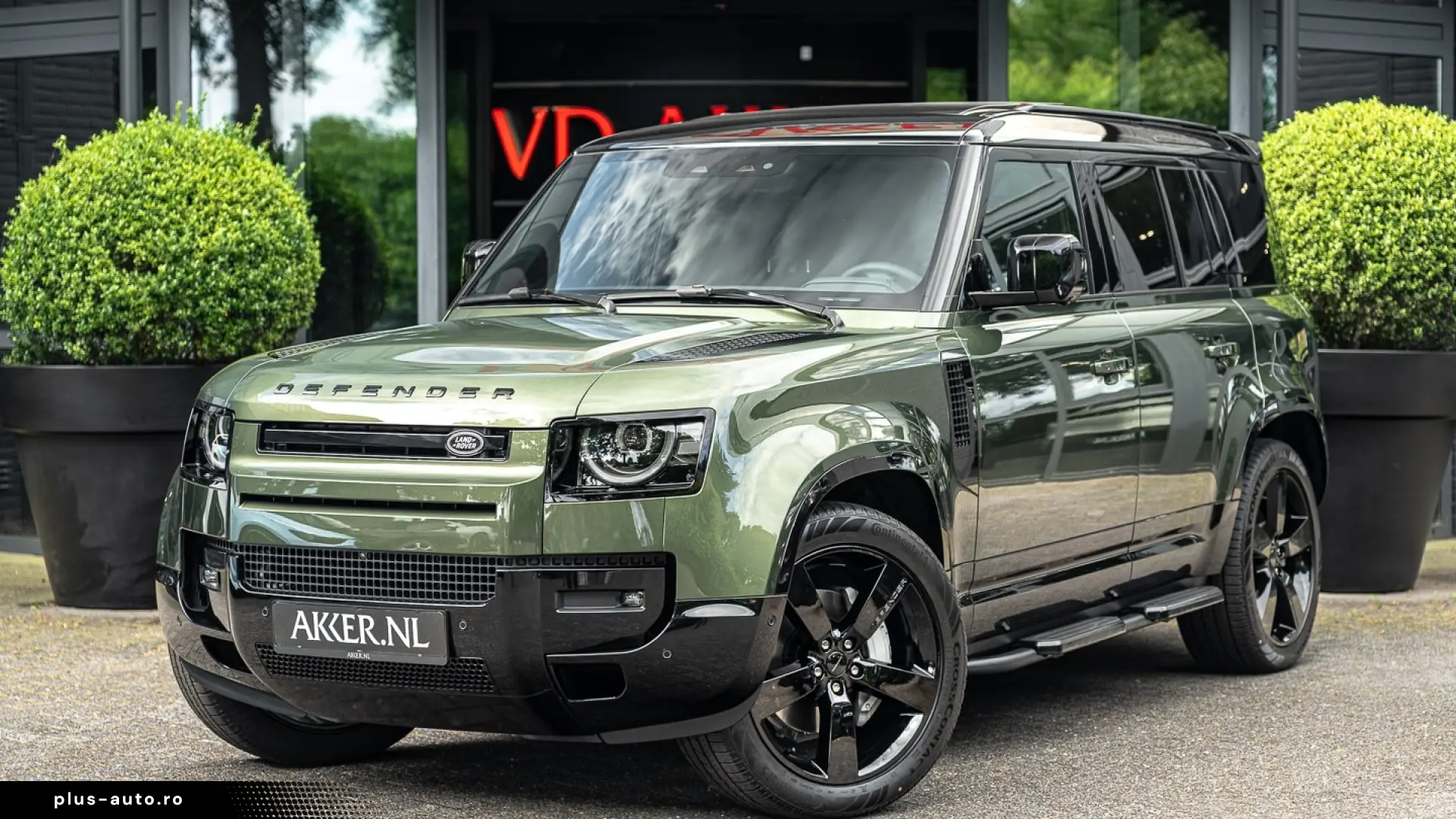 Land Rover Defender 110 P300e X-Dynamic