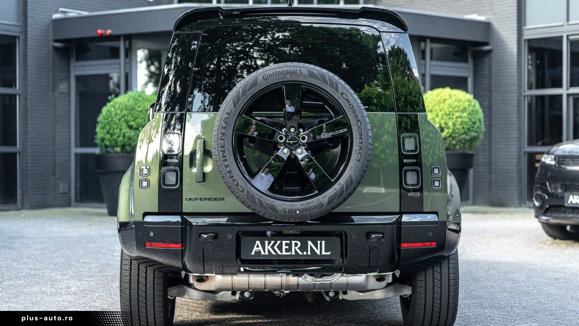 Land Rover Defender 110 P300e X-Dynamic