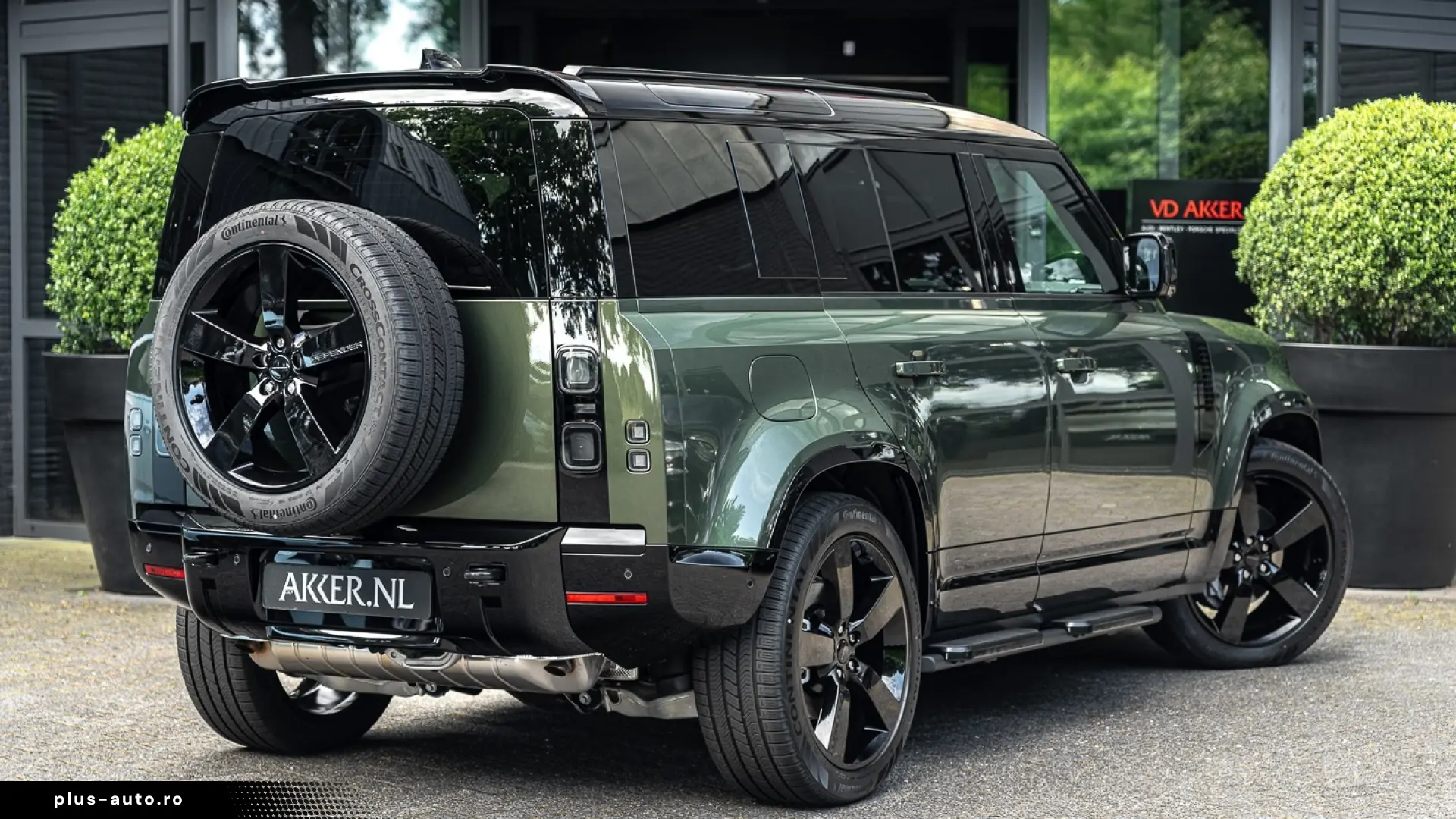 Land Rover Defender 110 P300e X-Dynamic