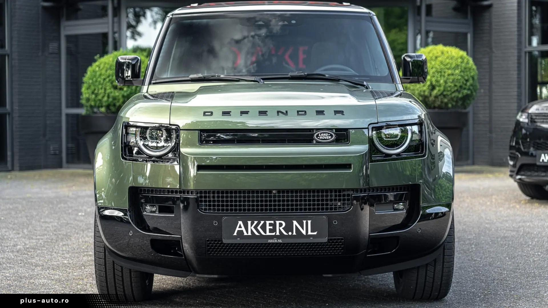 Land Rover Defender 110 P300e X-Dynamic