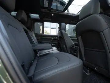 Land Rover Defender 110 P300e X-Dynamic