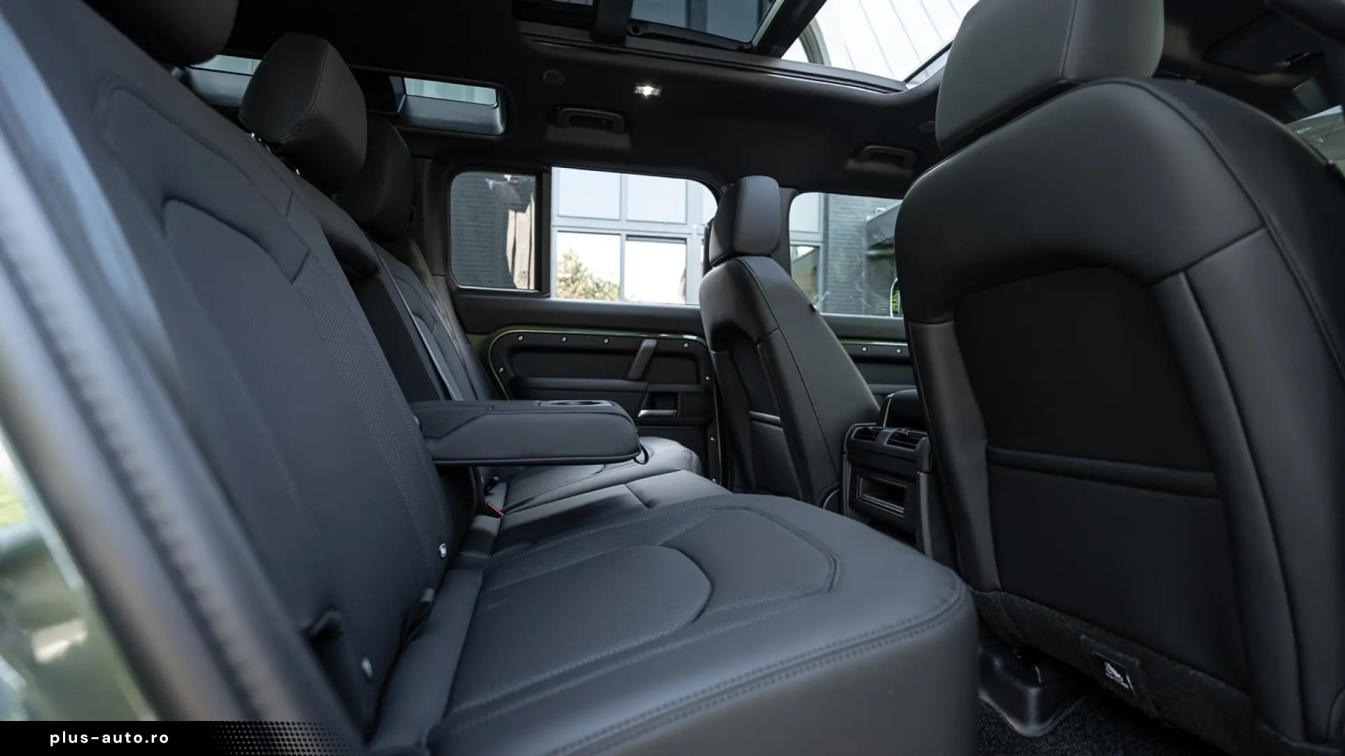 Land Rover Defender 110 P300e X-Dynamic