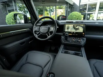 Land Rover Defender 110 P300e X-Dynamic