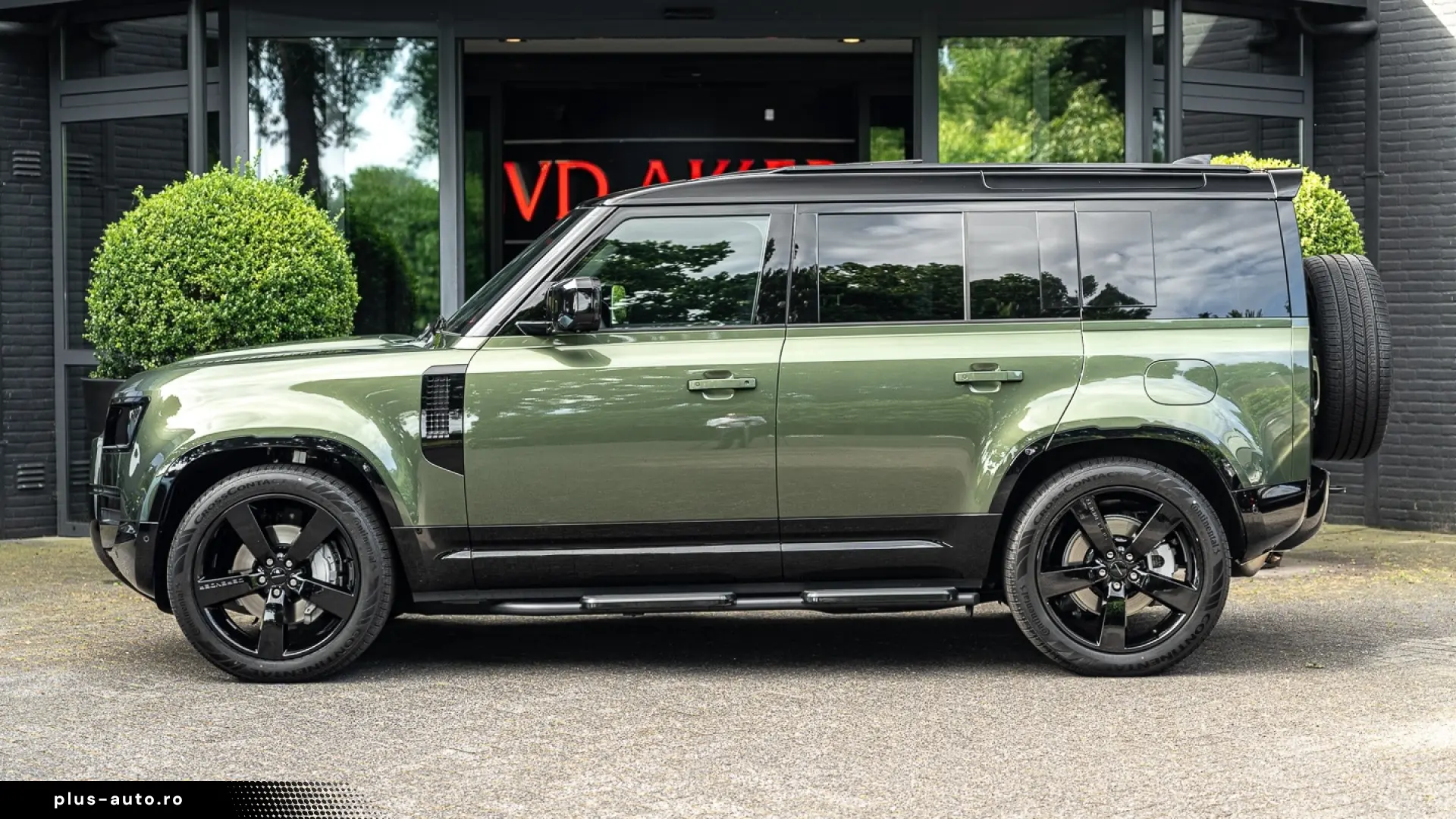 Land Rover Defender 110 P300e X-Dynamic