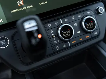Land Rover Defender 110 P300e X-Dynamic