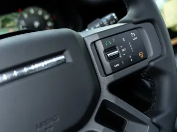 Land Rover Defender 110 P300e X-Dynamic