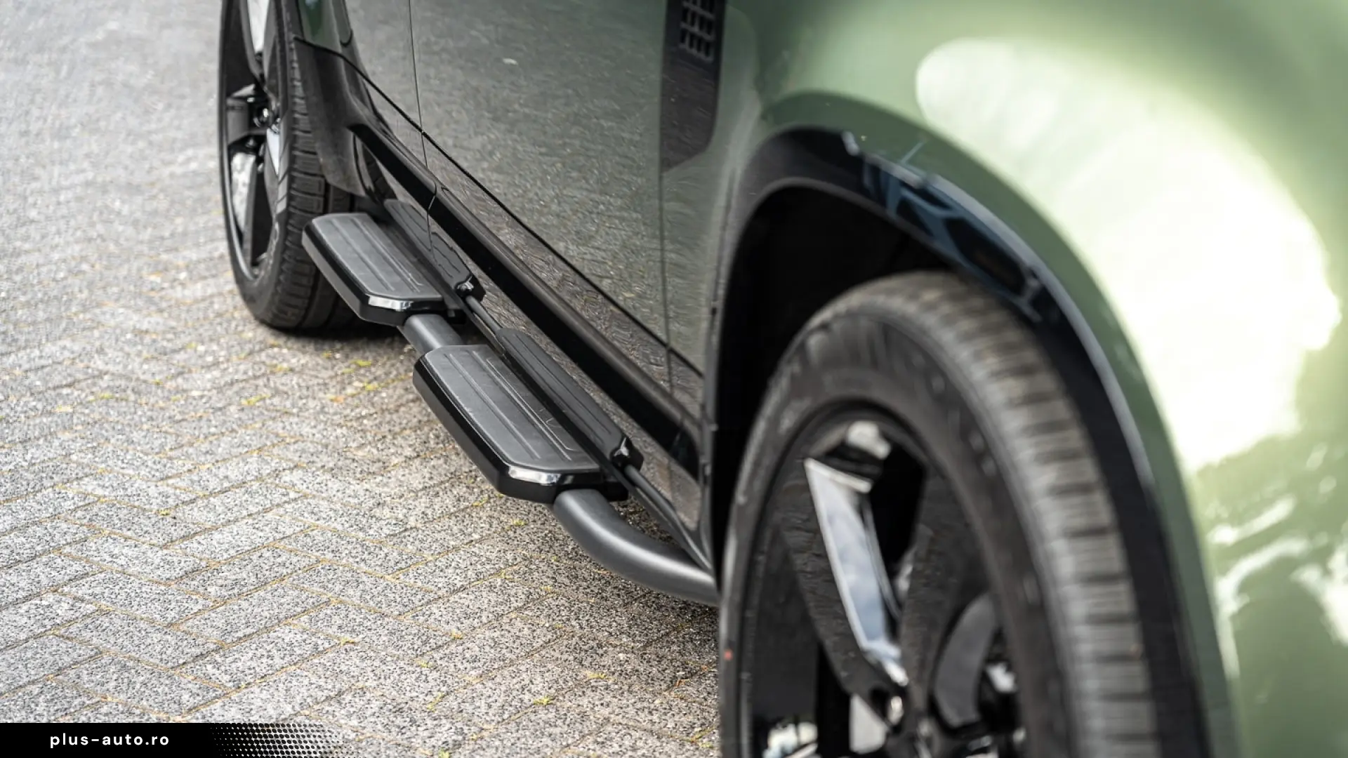 Land Rover Defender 110 P300e X-Dynamic