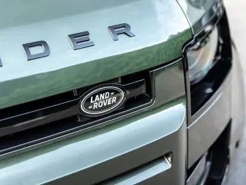 Land Rover Defender 110 P300e X-Dynamic
