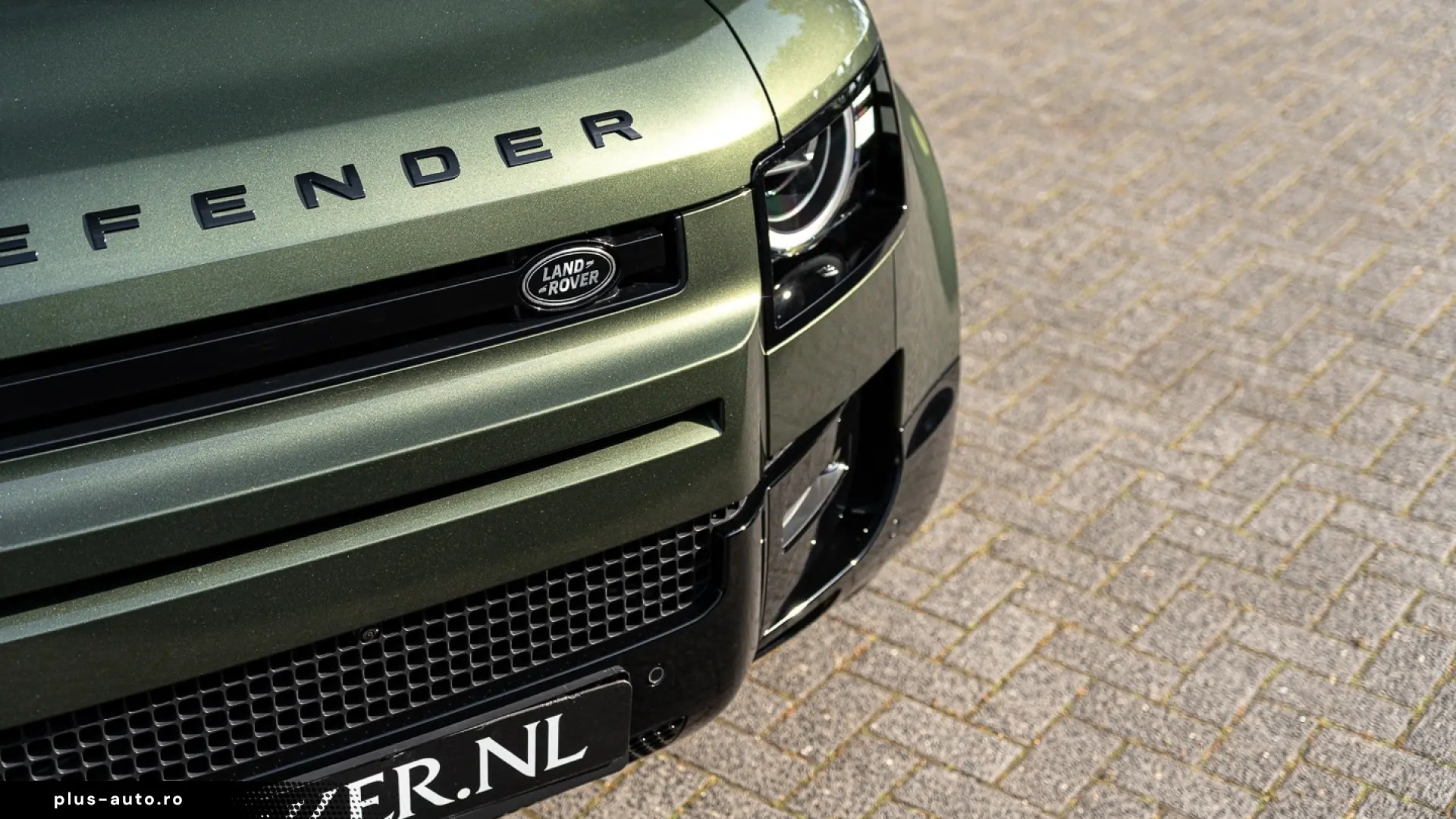 Land Rover Defender 110 P300e X-Dynamic