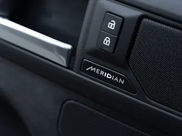 Land Rover Defender 110 P300e X-Dynamic