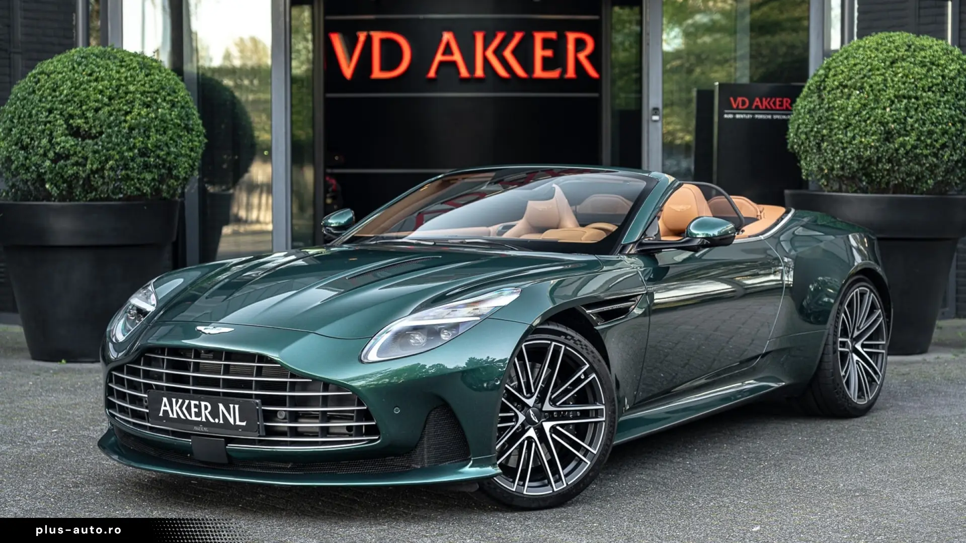 Aston Martin DB12 Volante 2025