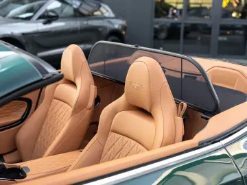 Aston Martin DB12 Volante 2025