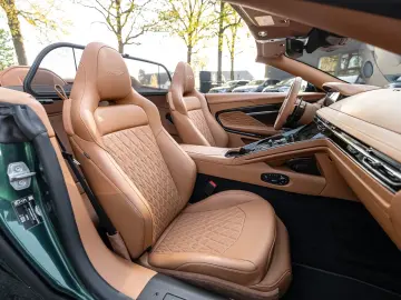 Aston Martin DB12 Volante 2025