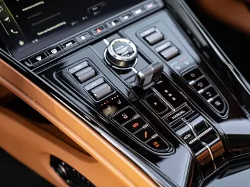 Aston Martin DB12 Volante 2025
