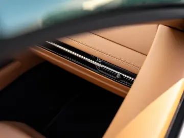 Aston Martin DB12 Volante 2025