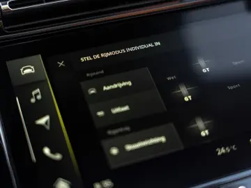 Aston Martin DB12 Volante 2025
