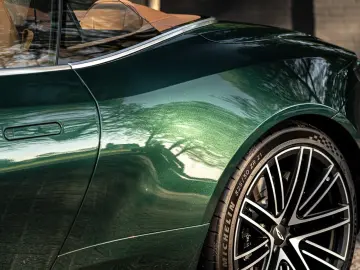 Aston Martin DB12 Volante 2025