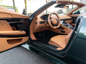 Aston Martin DB12 Volante 2025