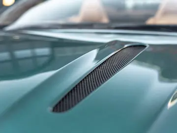 Aston Martin DB12 Volante 2025