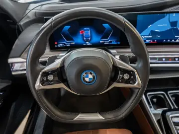 BMW 750e xDrive Design Pure Excellence PANO LED ACC