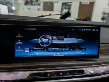 BMW 750e xDrive Design Pure Excellence PANO LED ACC