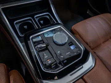 BMW 750e xDrive Design Pure Excellence PANO LED ACC