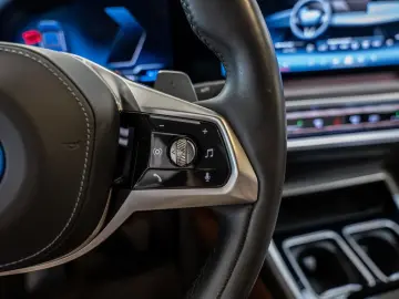 BMW 750e xDrive Design Pure Excellence PANO LED ACC