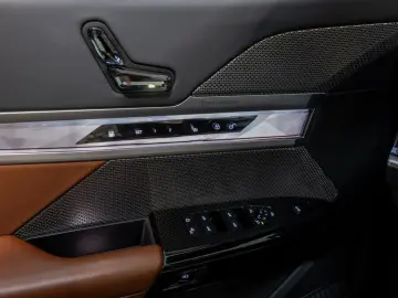 BMW 750e xDrive Design Pure Excellence PANO LED ACC