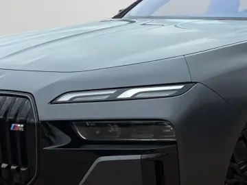 BMW M760 e xDrive  M Aerodynamik Massage Live Cockpi