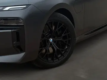 BMW M760 e xDrive  M Aerodynamik Massage Live Cockpi