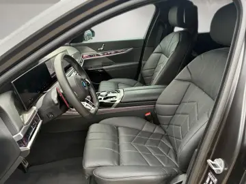 BMW M760 e xDrive  M Aerodynamik Massage Live Cockpi