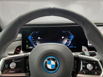 BMW M760 e xDrive  M Aerodynamik Massage Live Cockpi