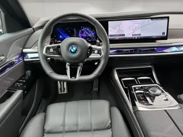 BMW M760 e xDrive  M Aerodynamik Massage Live Cockpi