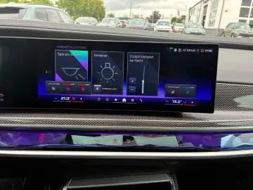 BMW M760 e xDrive  M Aerodynamik Massage Live Cockpi