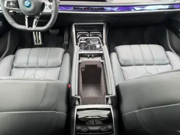 BMW M760 e xDrive  M Aerodynamik Massage Live Cockpi