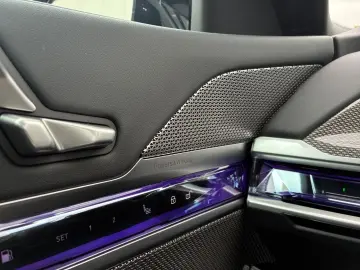 BMW M760 e xDrive  M Aerodynamik Massage Live Cockpi