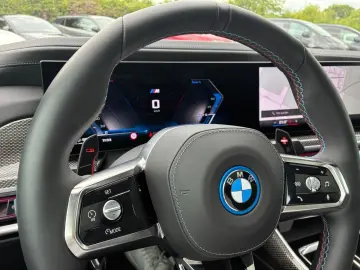 BMW M760 e xDrive  M Aerodynamik Massage Live Cockpi