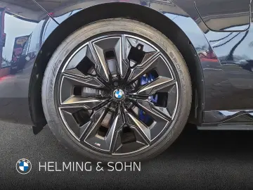 BMW M760e xDrive Limousine B&W Surround Massage AHK