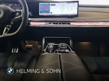 BMW M760e xDrive Limousine B&W Surround Massage AHK