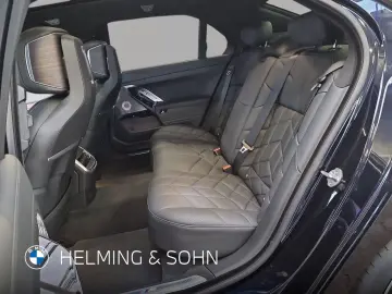 BMW M760e xDrive Limousine B&W Surround Massage AHK