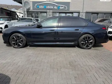 BMW M760 e xDrive  1. Hand  Pano  Massage  Fahrass.
