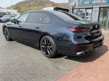 BMW M760 e xDrive  1. Hand  Pano  Massage  Fahrass.