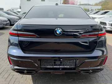 BMW M760 e xDrive  1. Hand  Pano  Massage  Fahrass.