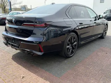 BMW M760 e xDrive  1. Hand  Pano  Massage  Fahrass.