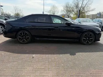 BMW M760 e xDrive  1. Hand  Pano  Massage  Fahrass.