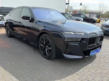 BMW M760 e xDrive  1. Hand  Pano  Massage  Fahrass.